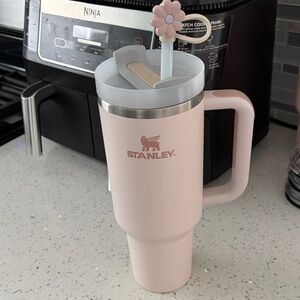 Stanley Blush Travel Mug with Flower Straw topper. 40oz